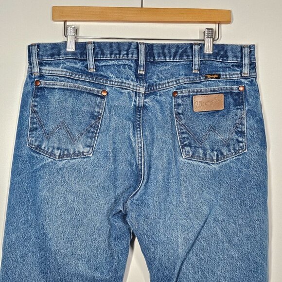 Wrangler Vintage Straight Leg Distressed Jeans Hi-Rise Mid Wash Denim Mens 36x30 - Picture 4 of 14